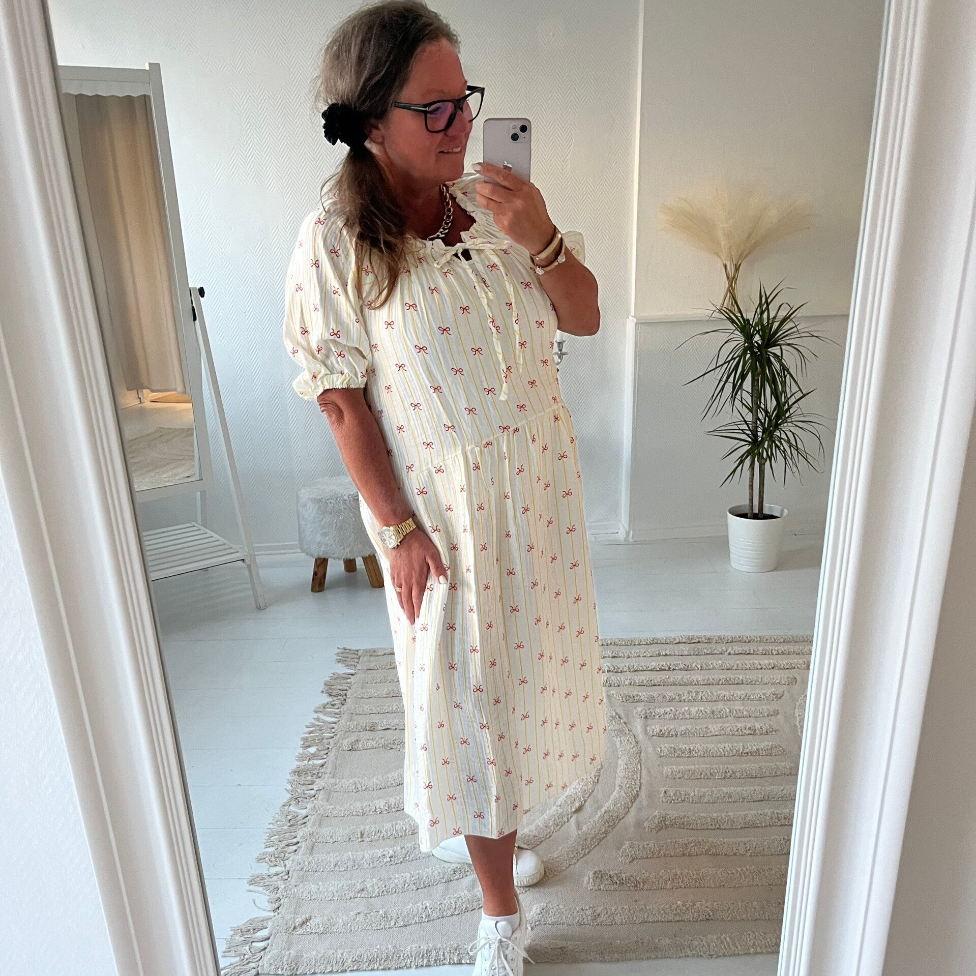 Gul randig klänning rosetter