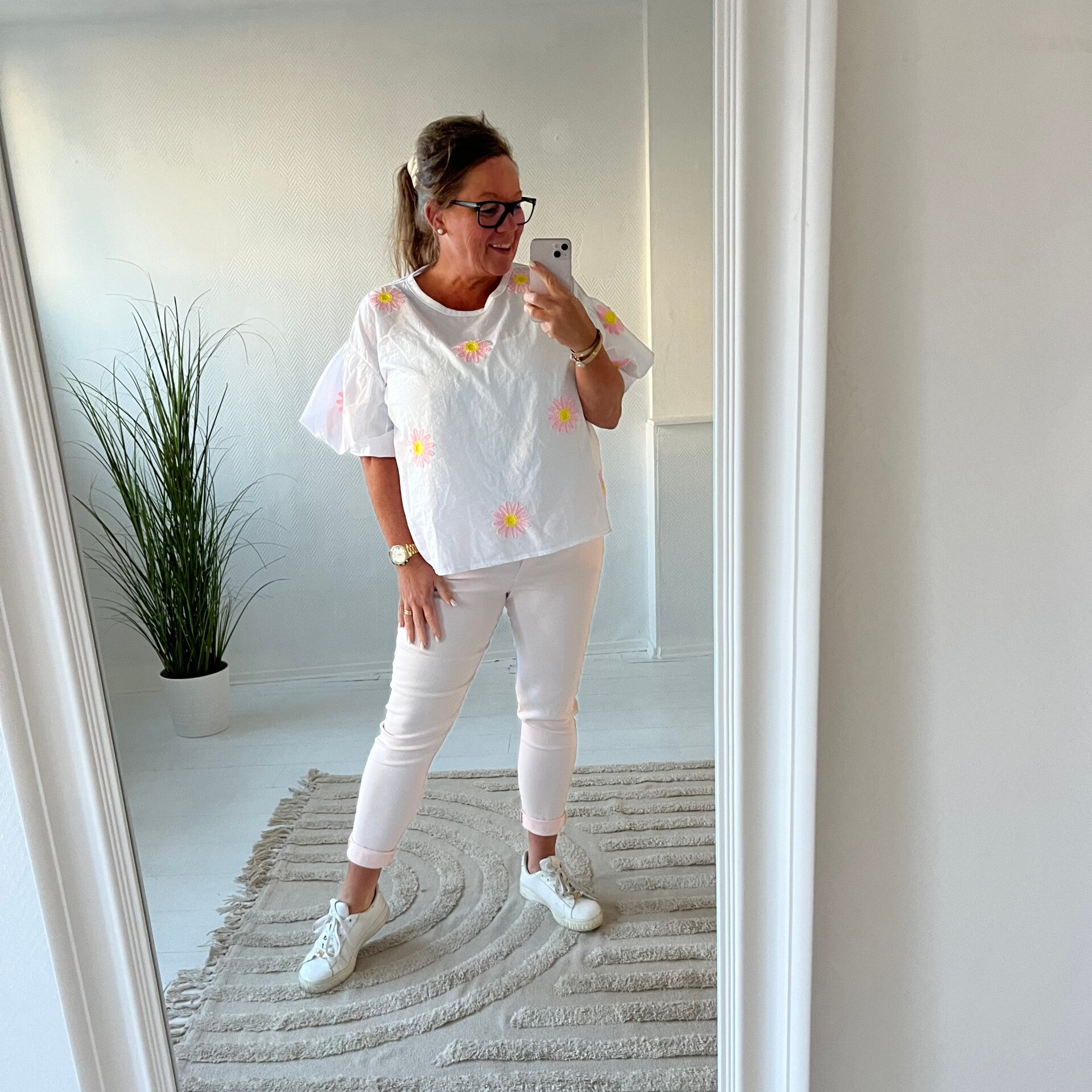 Magisk blus med blommor Vit
