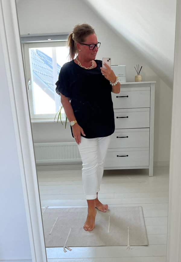 Svart blus volangärm