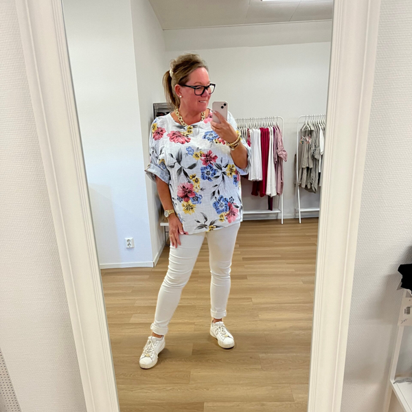 Vit blommig bomullsblus