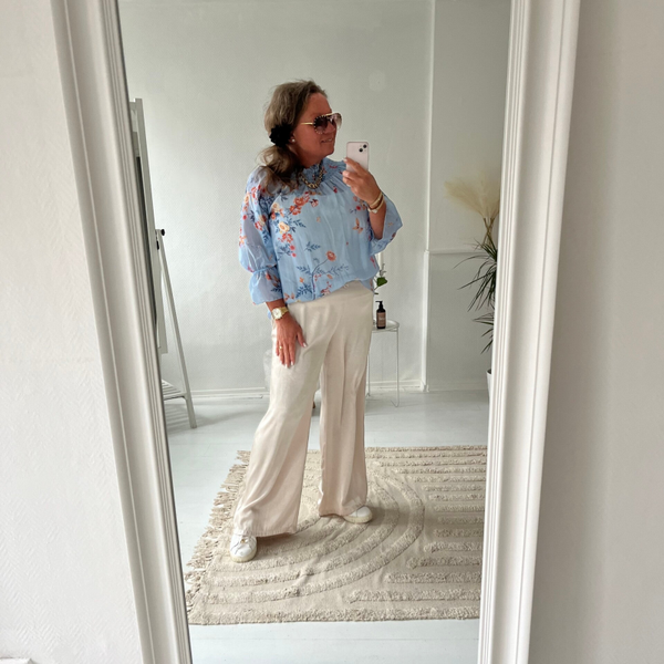 Blommig blå blus