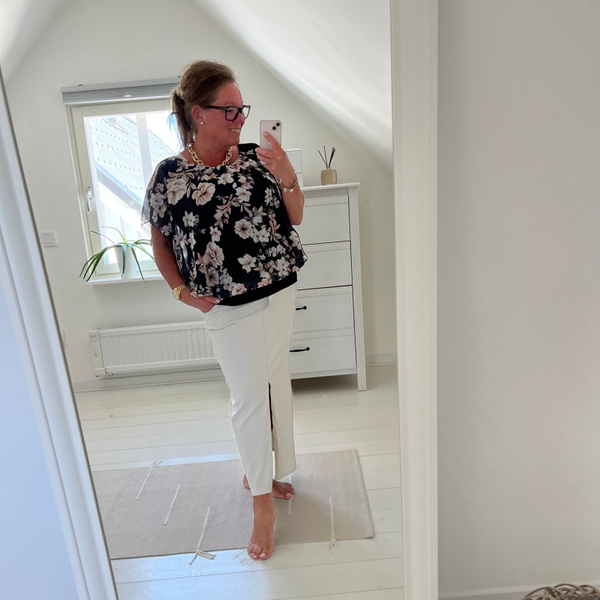 Chiffonblus blommig svart