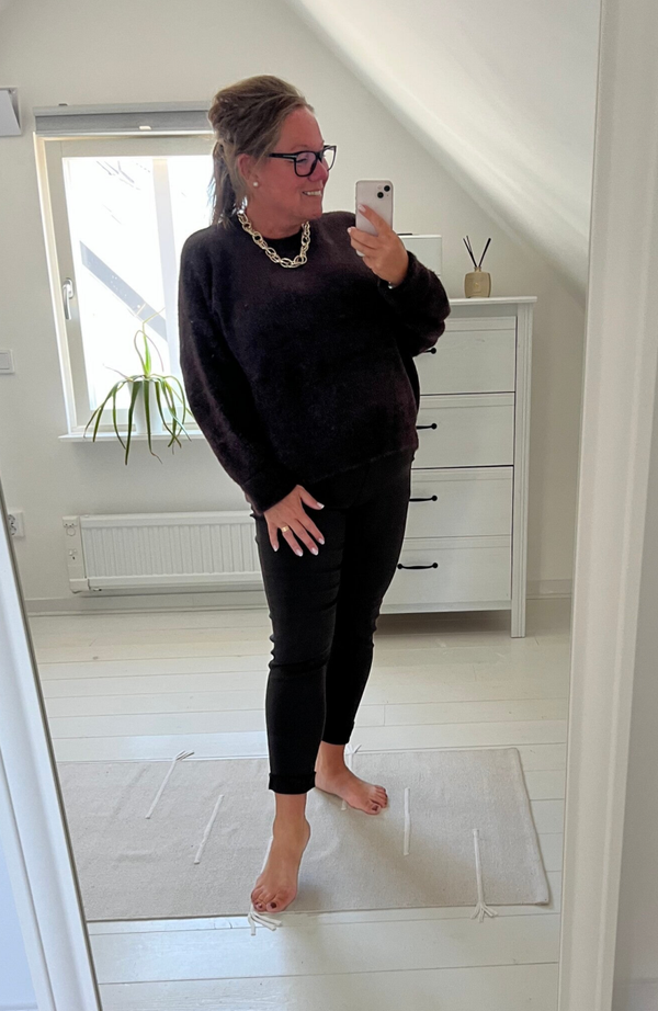 Stickad mjuk tröja brun