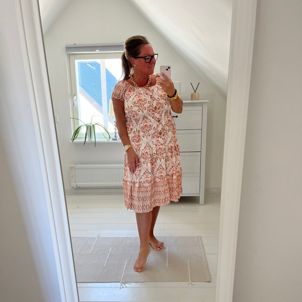Sommarklänning med träknappar orange/brun