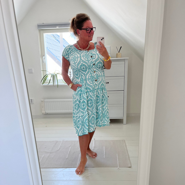 Sommarklänning med knapp auqa