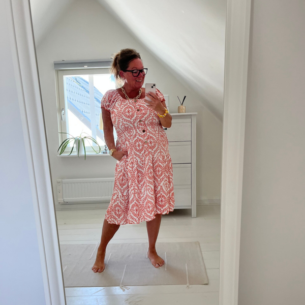 Sommarklänning med knapp röd