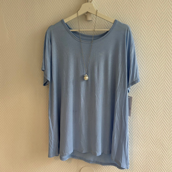 Mjuk tisha med halsband blå