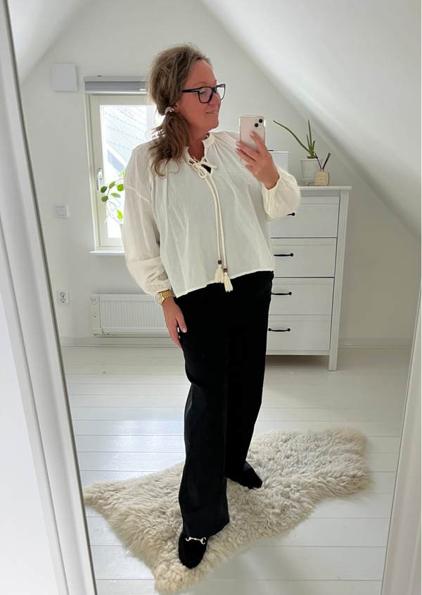 Blus med tofsar benvit