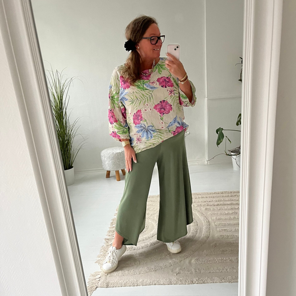 Underbar blommig bomullsblus