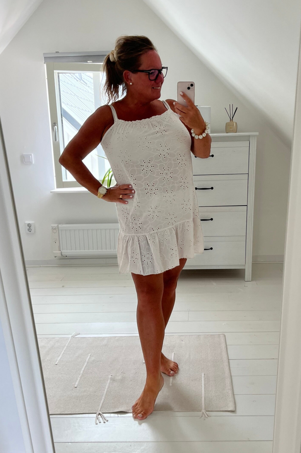 Romantisk klänning kort beige