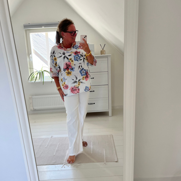 Blommig blus vit