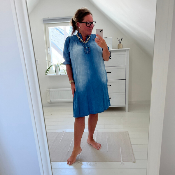 Jeansklänning m ficka