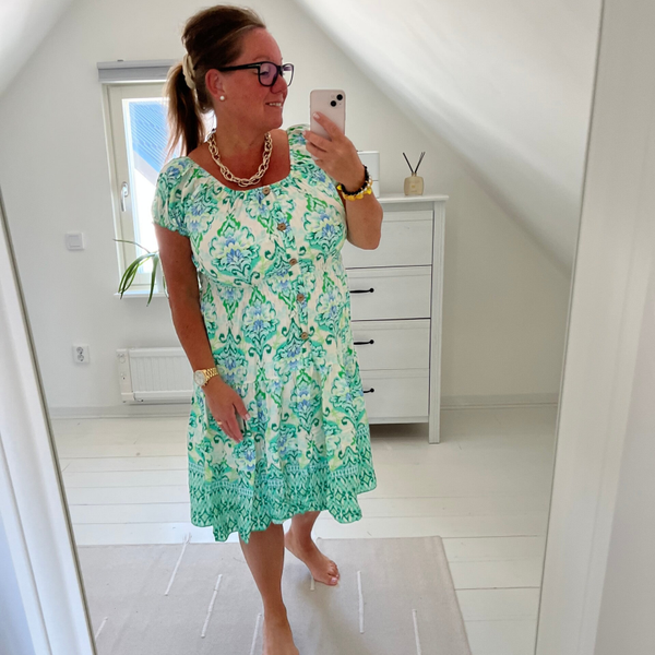 Sommarklänning med träknappar grön