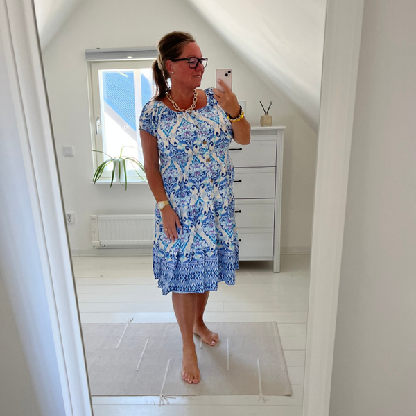 Sommarklänning med träknappar blå
