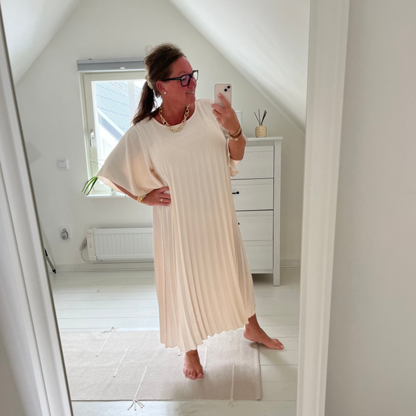 Plisserad långklänning beige