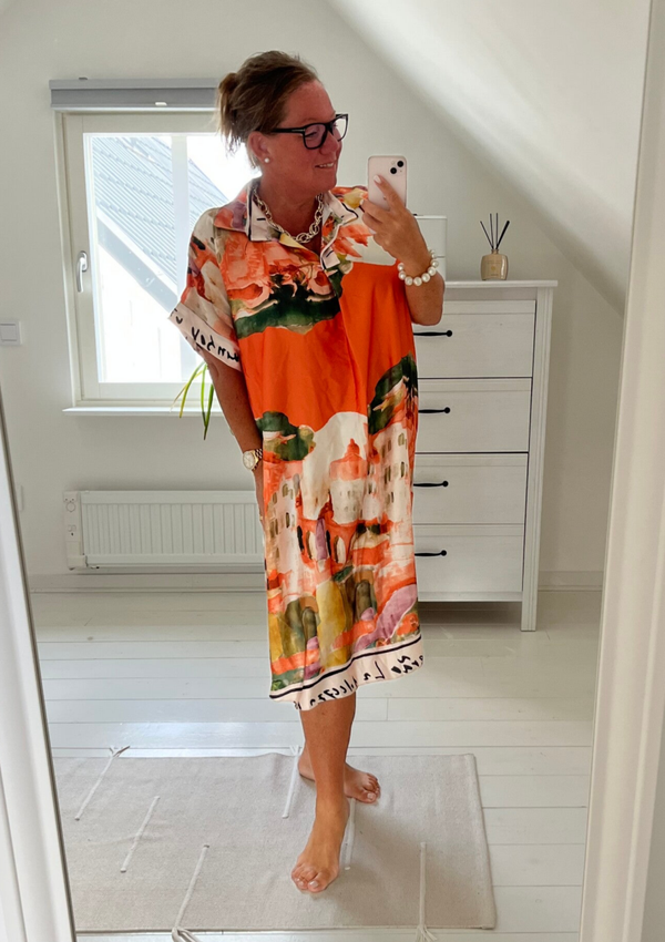 Mönstrad klänning längre ärm orange