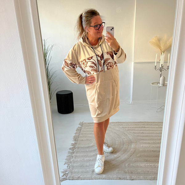 Blommig velourklänning beige
