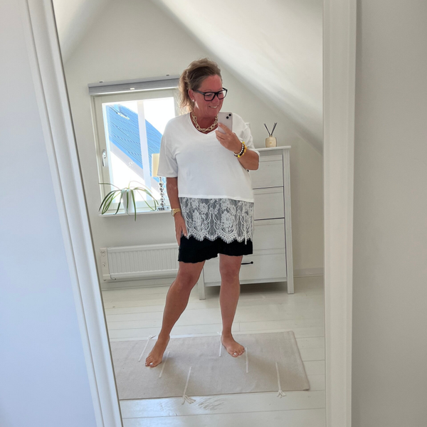 Topp med spetskant  vit