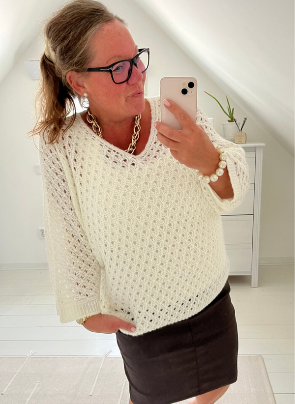Glesstickad tröja med ”hål” offwhite