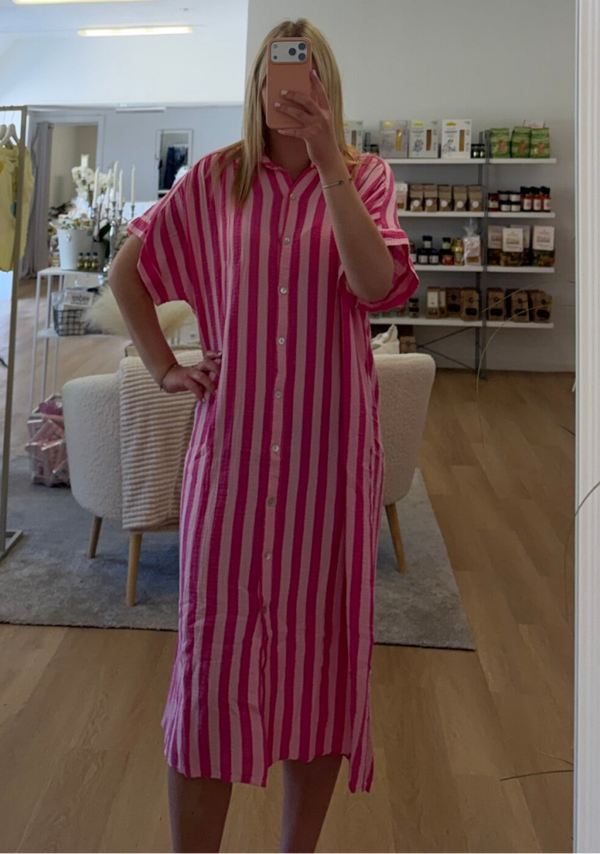 Randig skjortklänning cerise