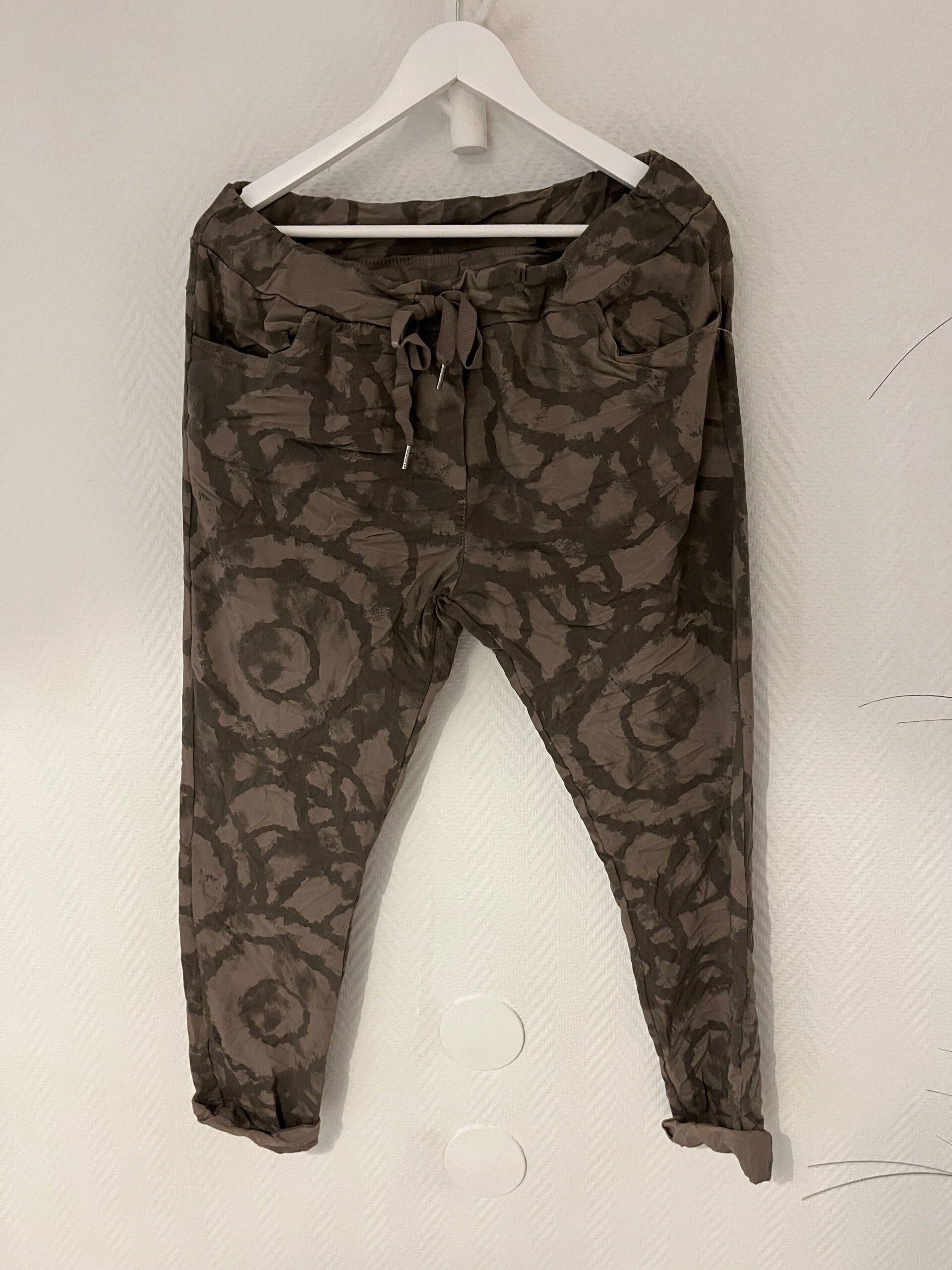 Mönstrad magisk byxa beige