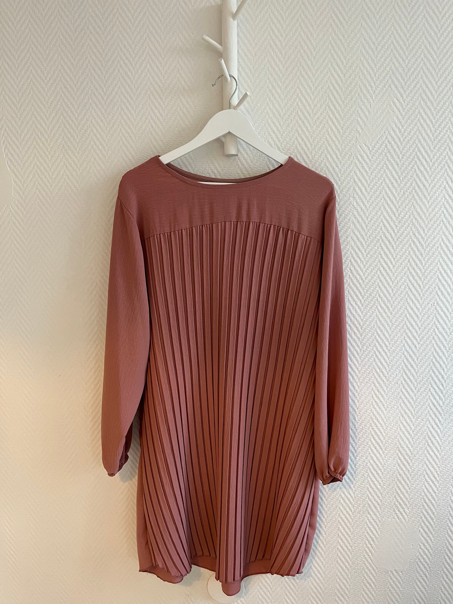 Plisserad kort gammelrosa klänning