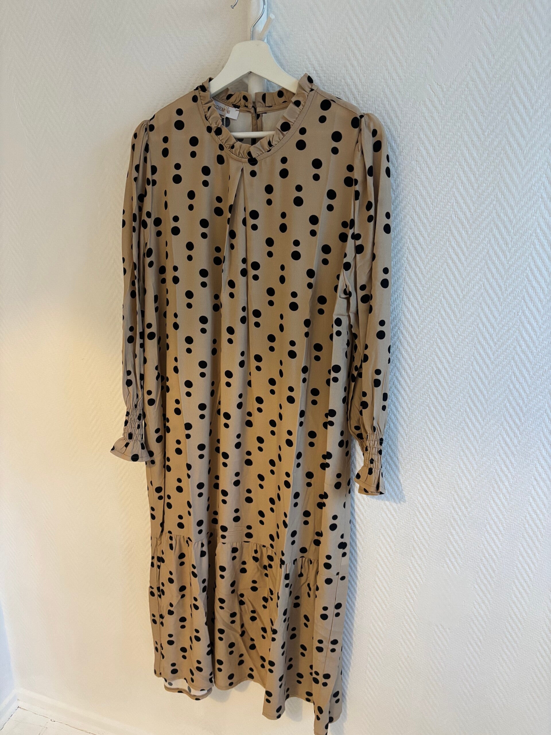 Klänning prickig Beige