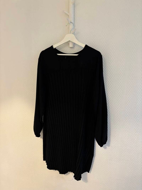 Klänning Plisserad Svart