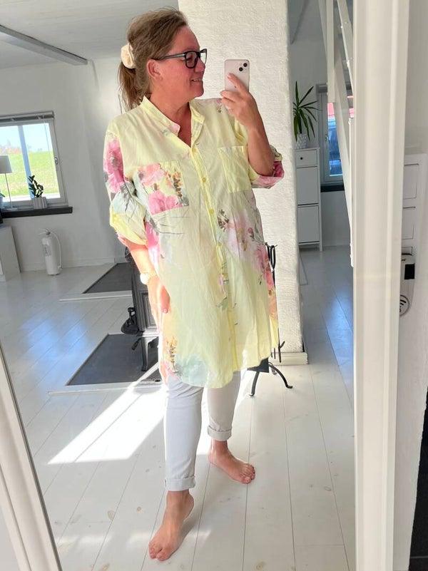 Blommig långskjorta gul