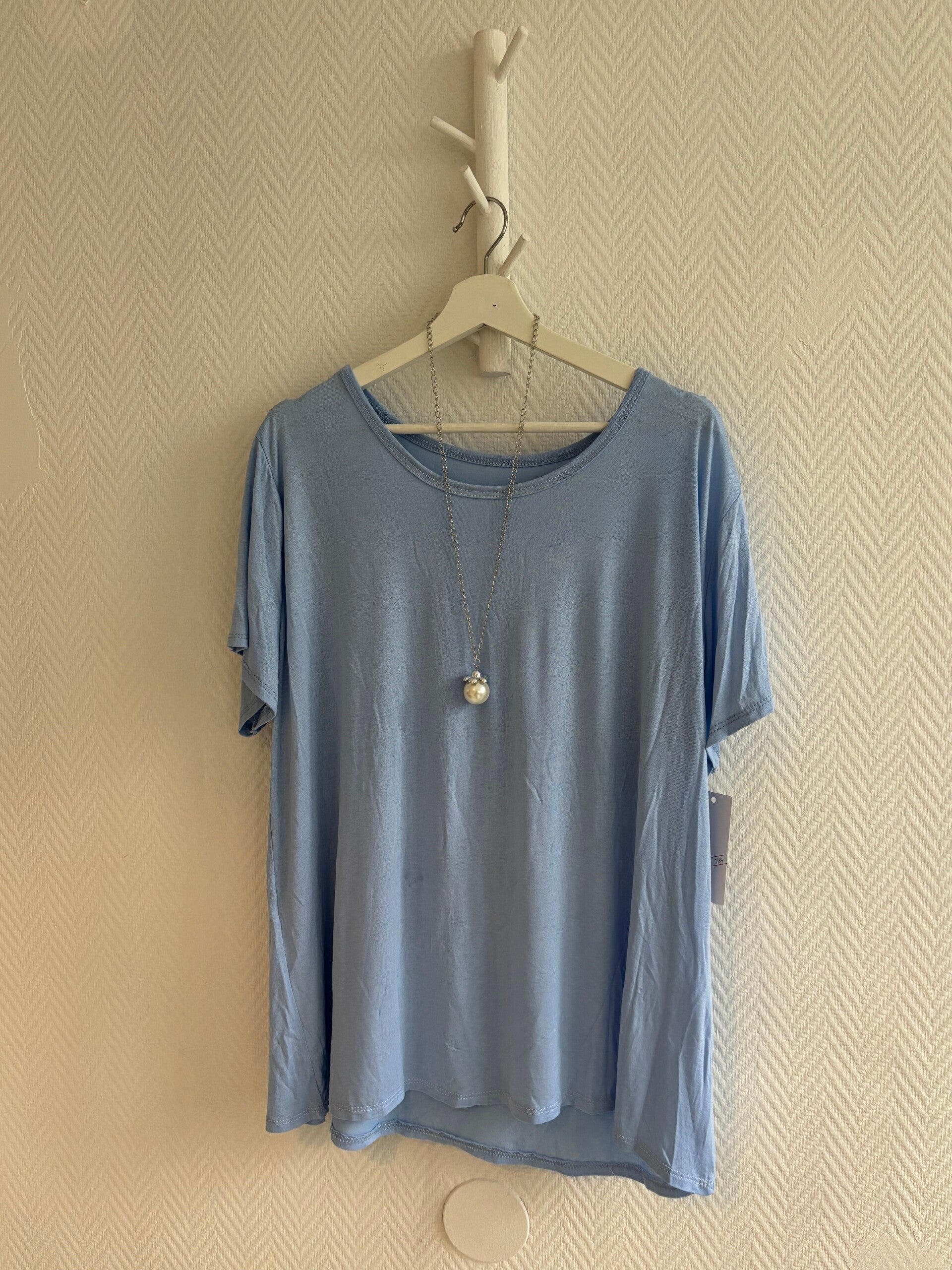 Mjuk tisha med halsband blå