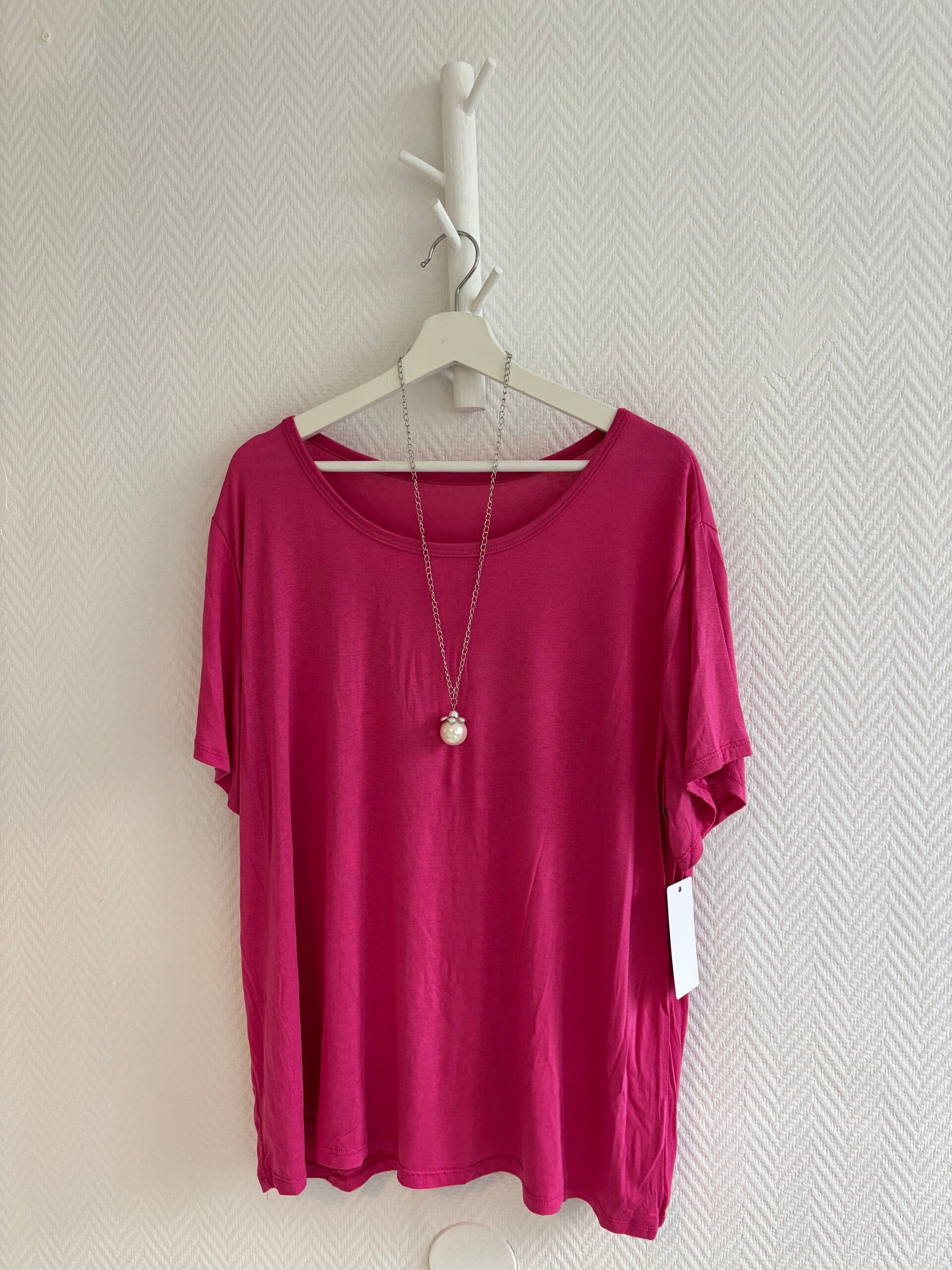 Mjuk tisha med halsband cerise