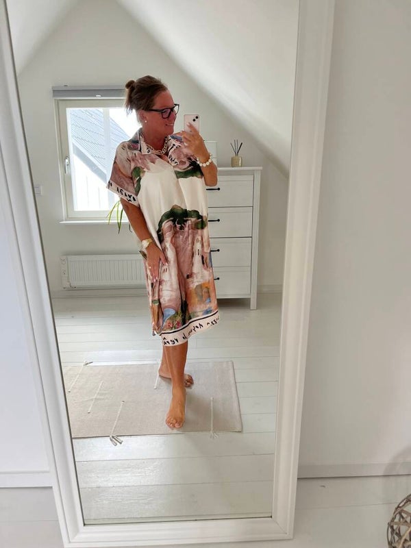 Mönstrad klänning längre ärm beige