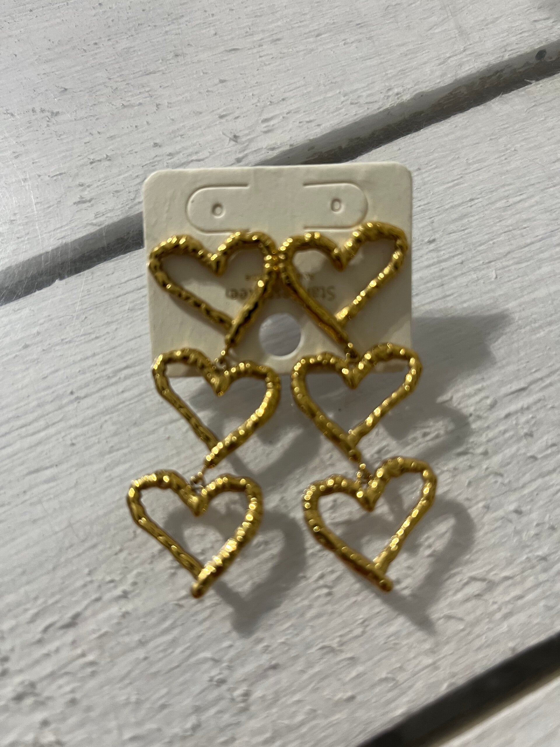 Tre i rad hjärtörhänge guld