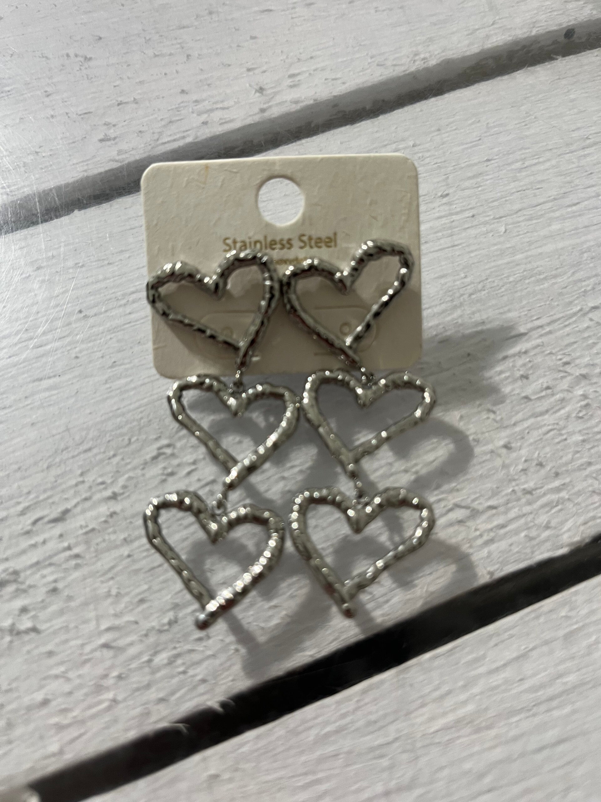 Tre i rad hjärteörhänge silver