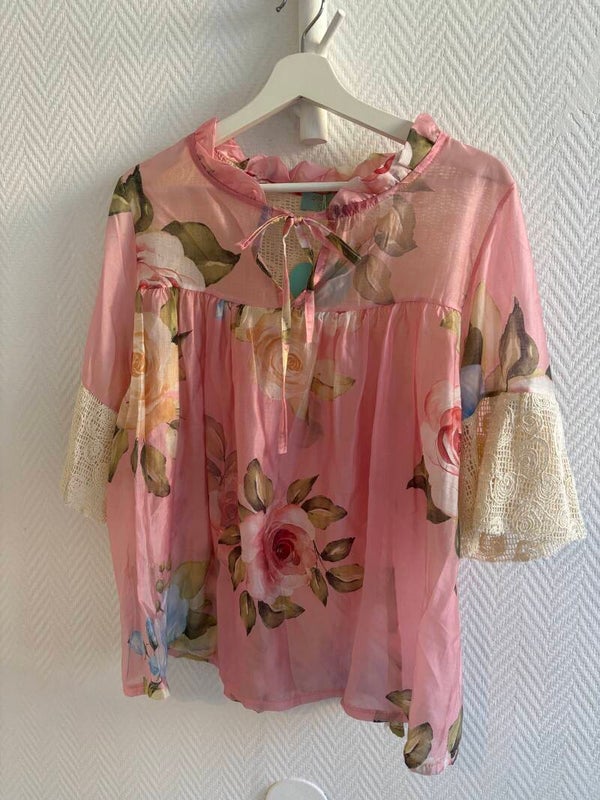 Rosa blommig blus med broderi