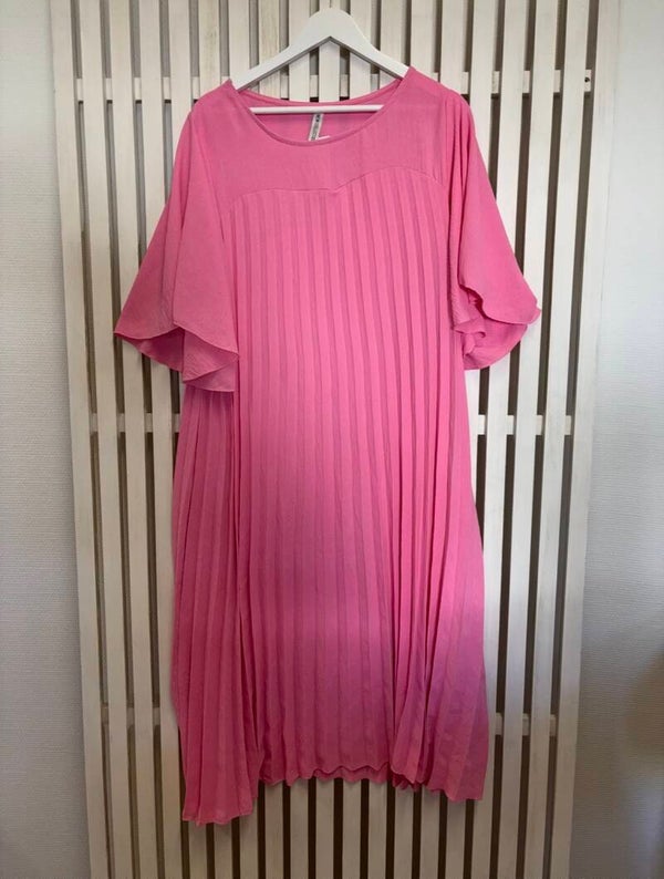 Plisserad långklänning rosa