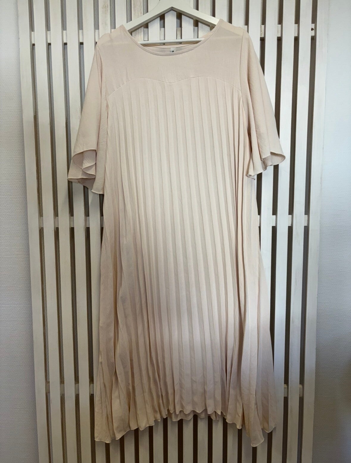 Plisserad långklänning beige