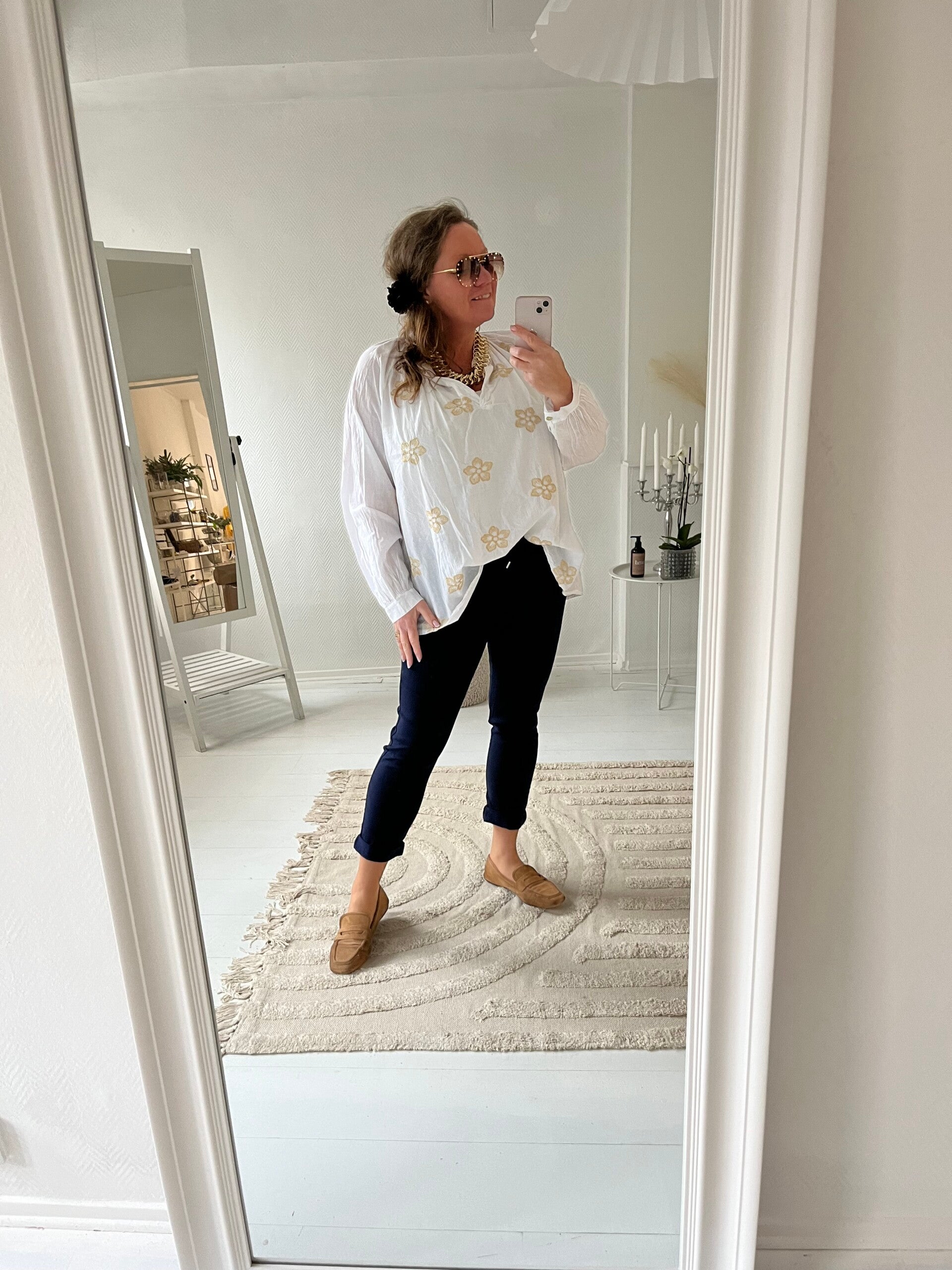 Ljuvlig blus med guld brodyr