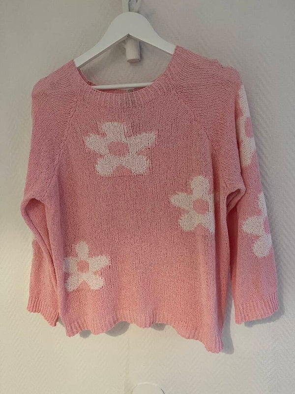 Stickad tröja blommor rosa