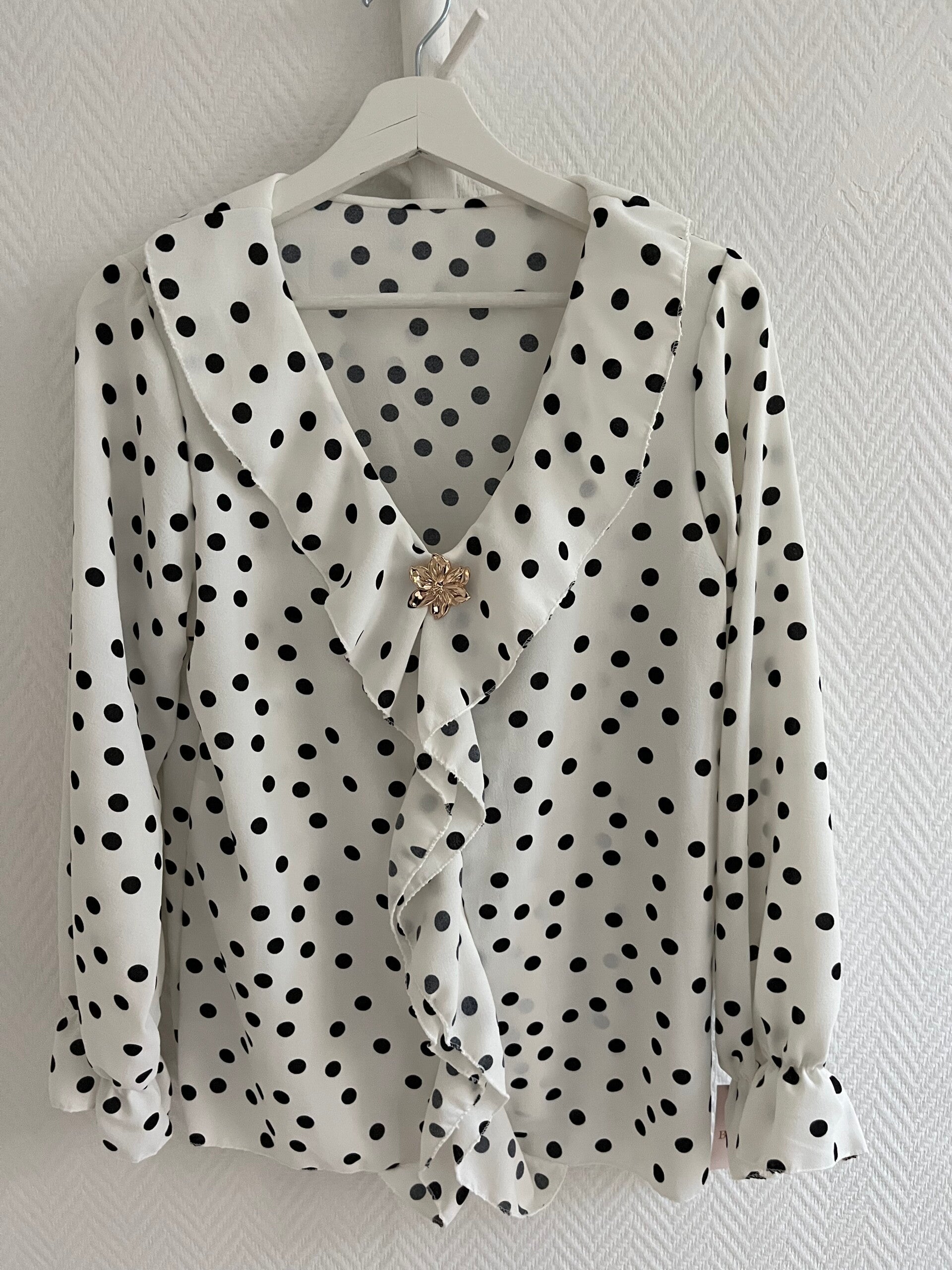 Prickig volangblus vit