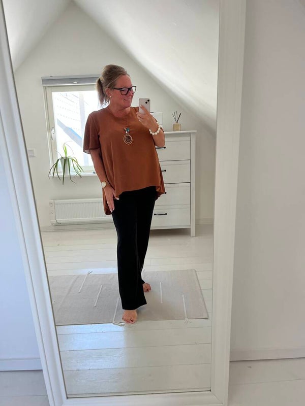 Rostbrun blus m halsband