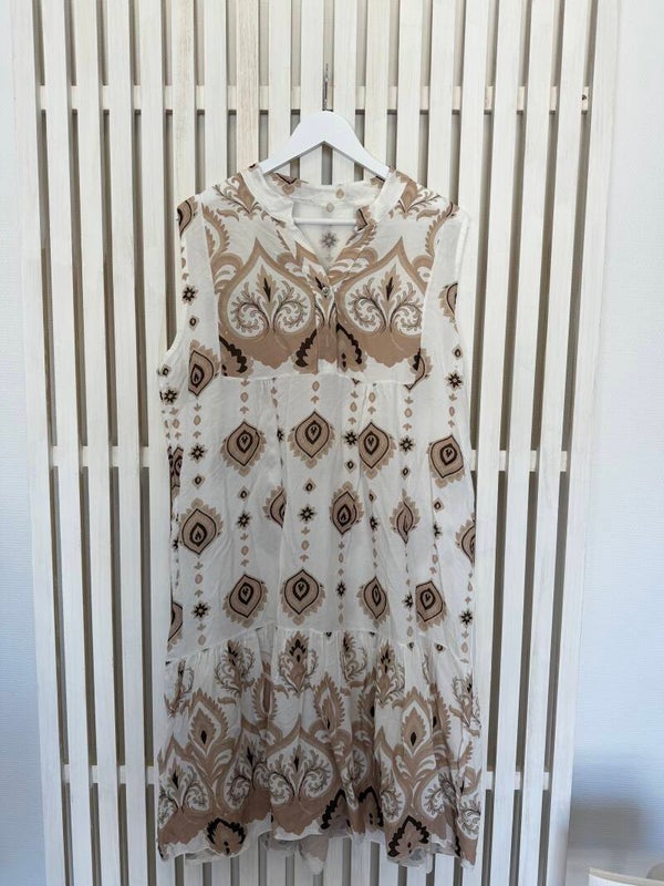 Ärmlös klänning beige