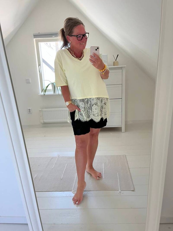 Shorts med spetskant svart