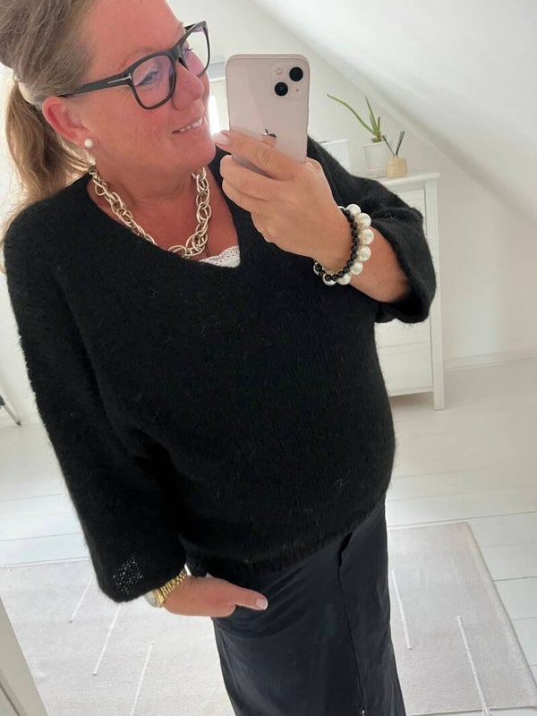 Glesstickad tröja svart