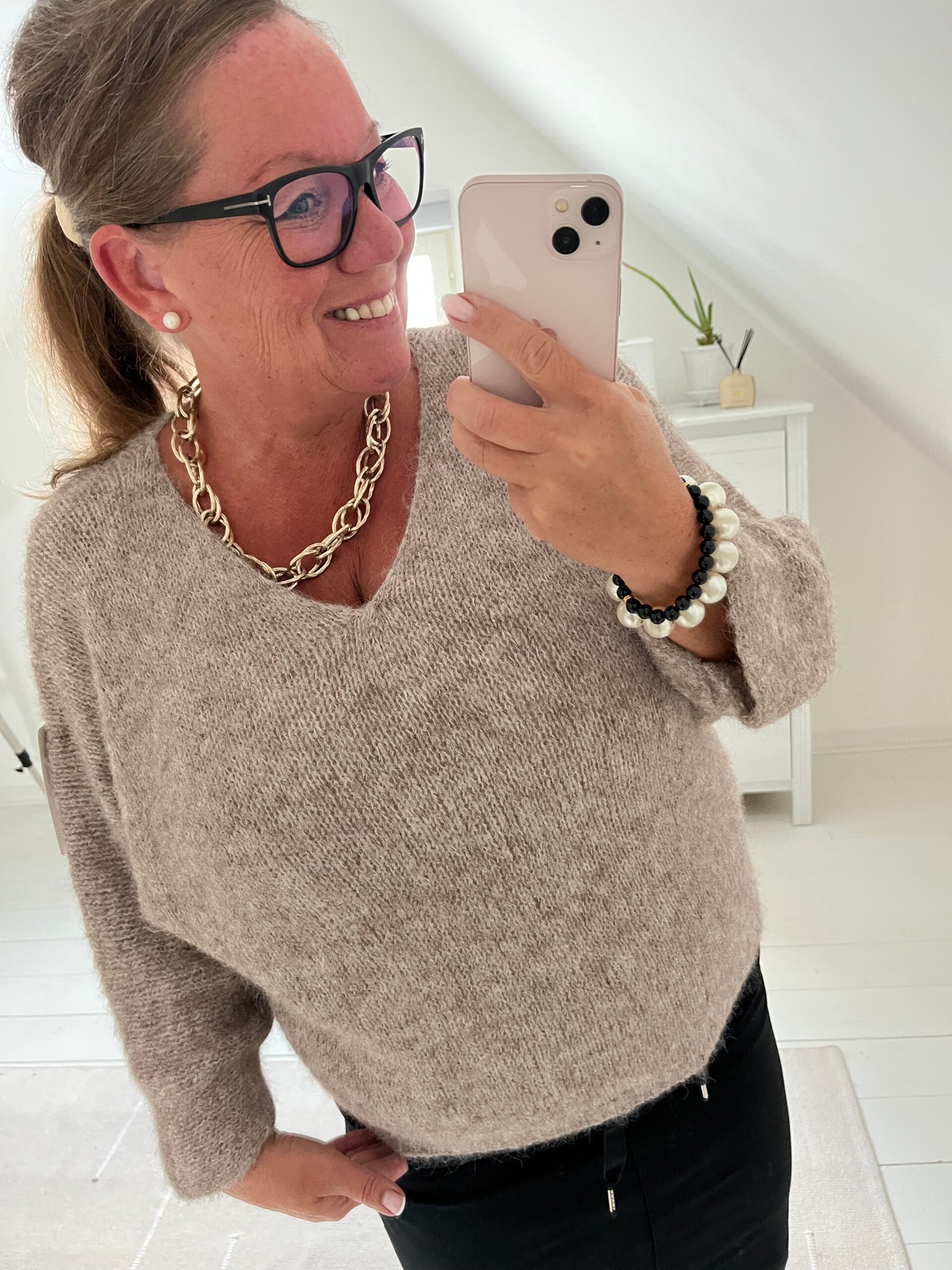 Glesstickad tröja taupe