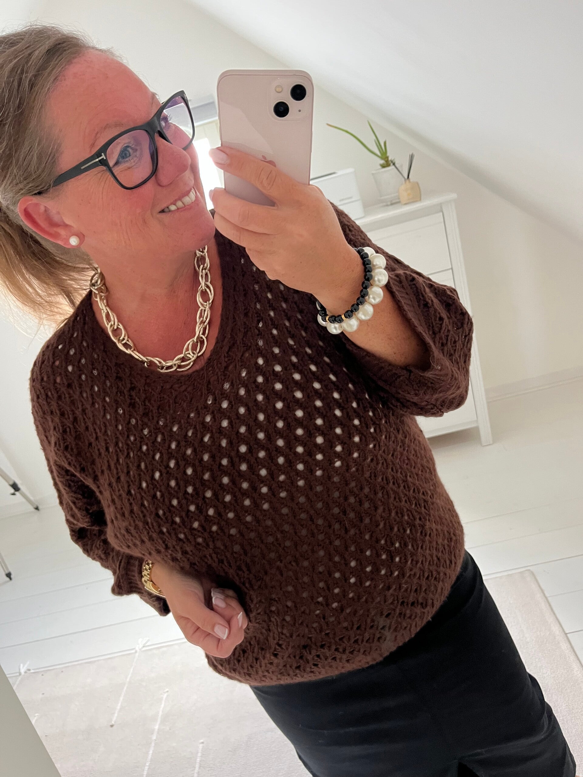 Glesstickad tröja med ”hål” chokladbrun