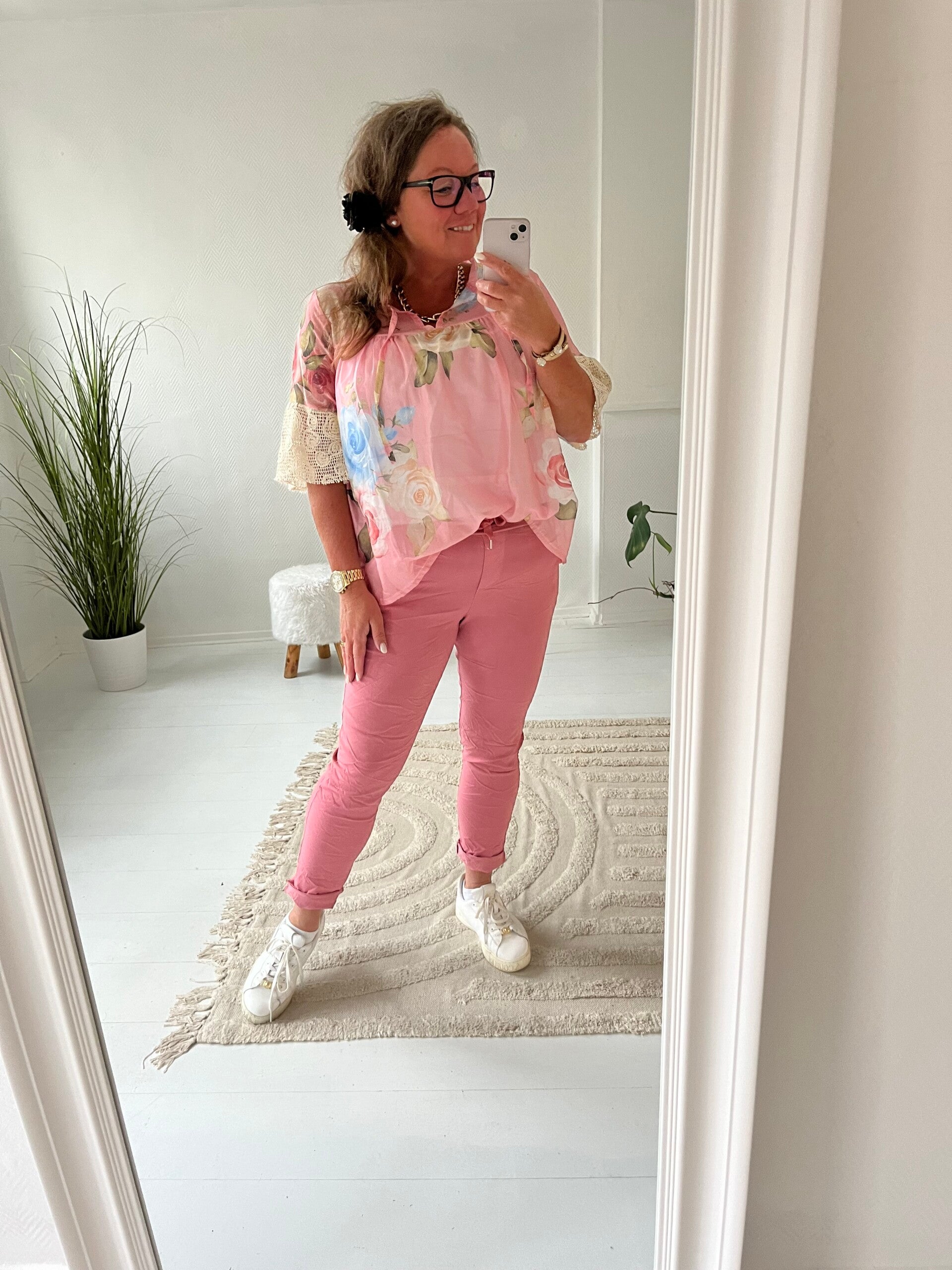 Rosa blommig blus med broderi