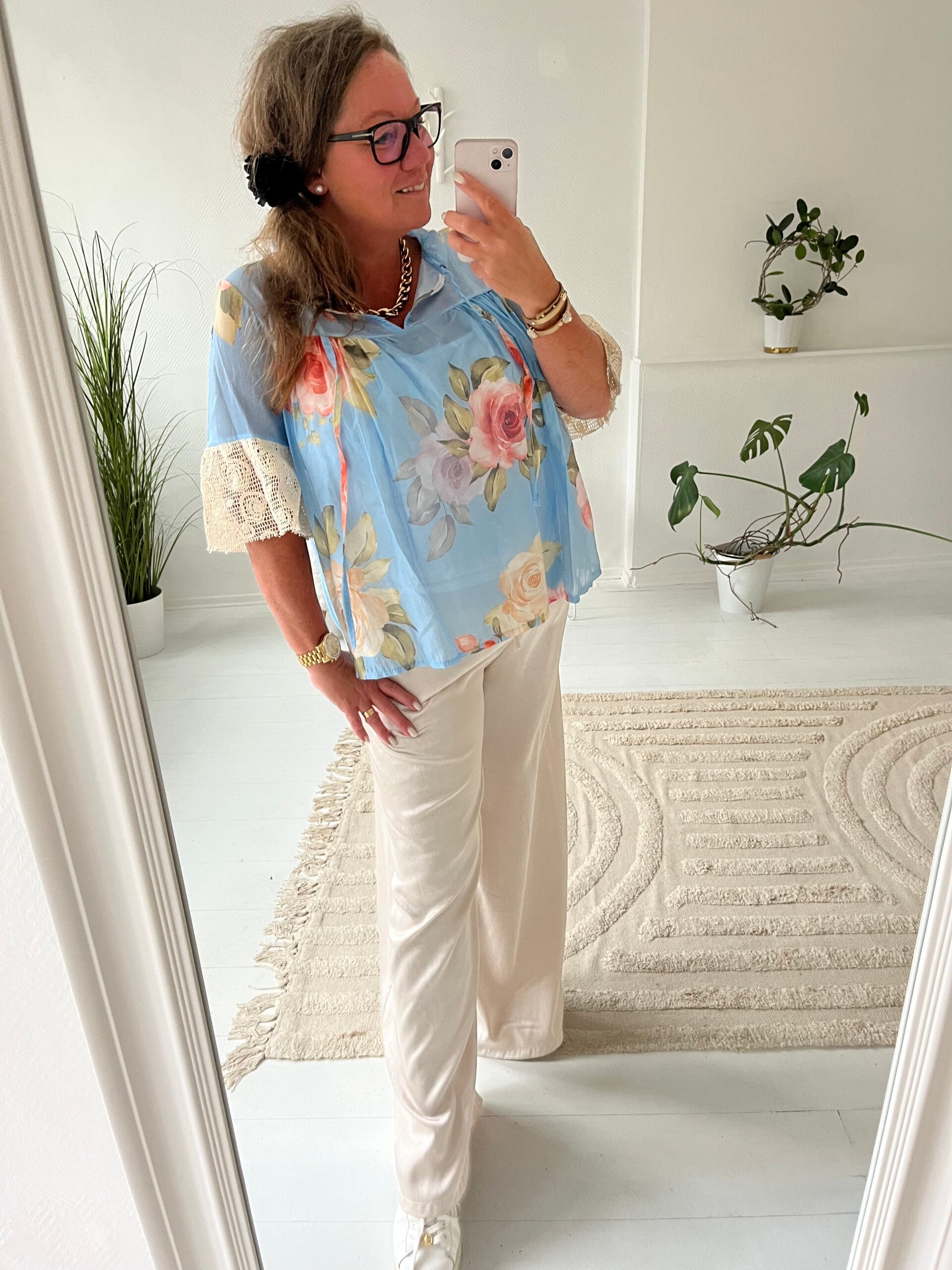 Blå blommig blus med broderi