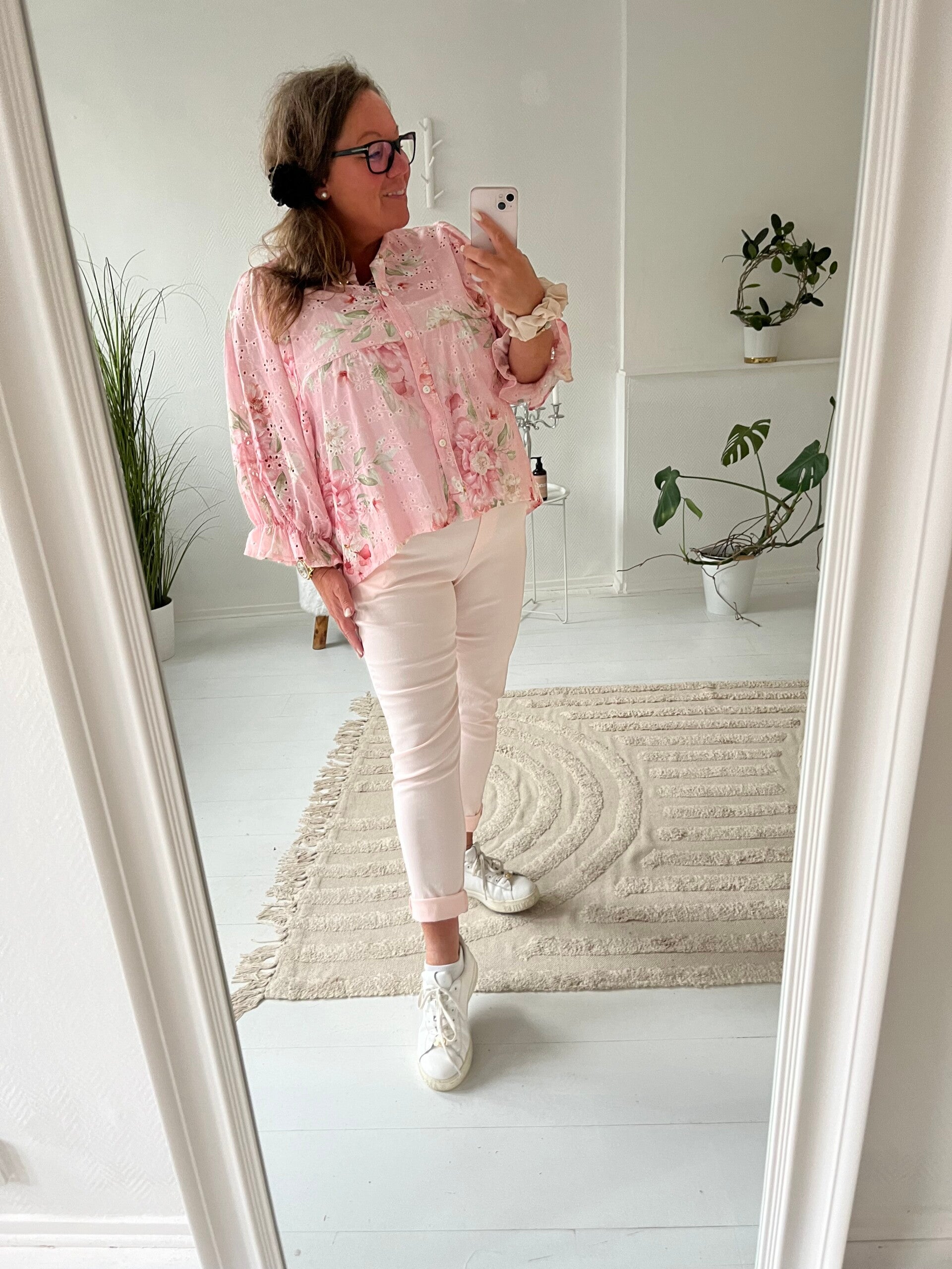 Rosa blommig blus ”små hål”