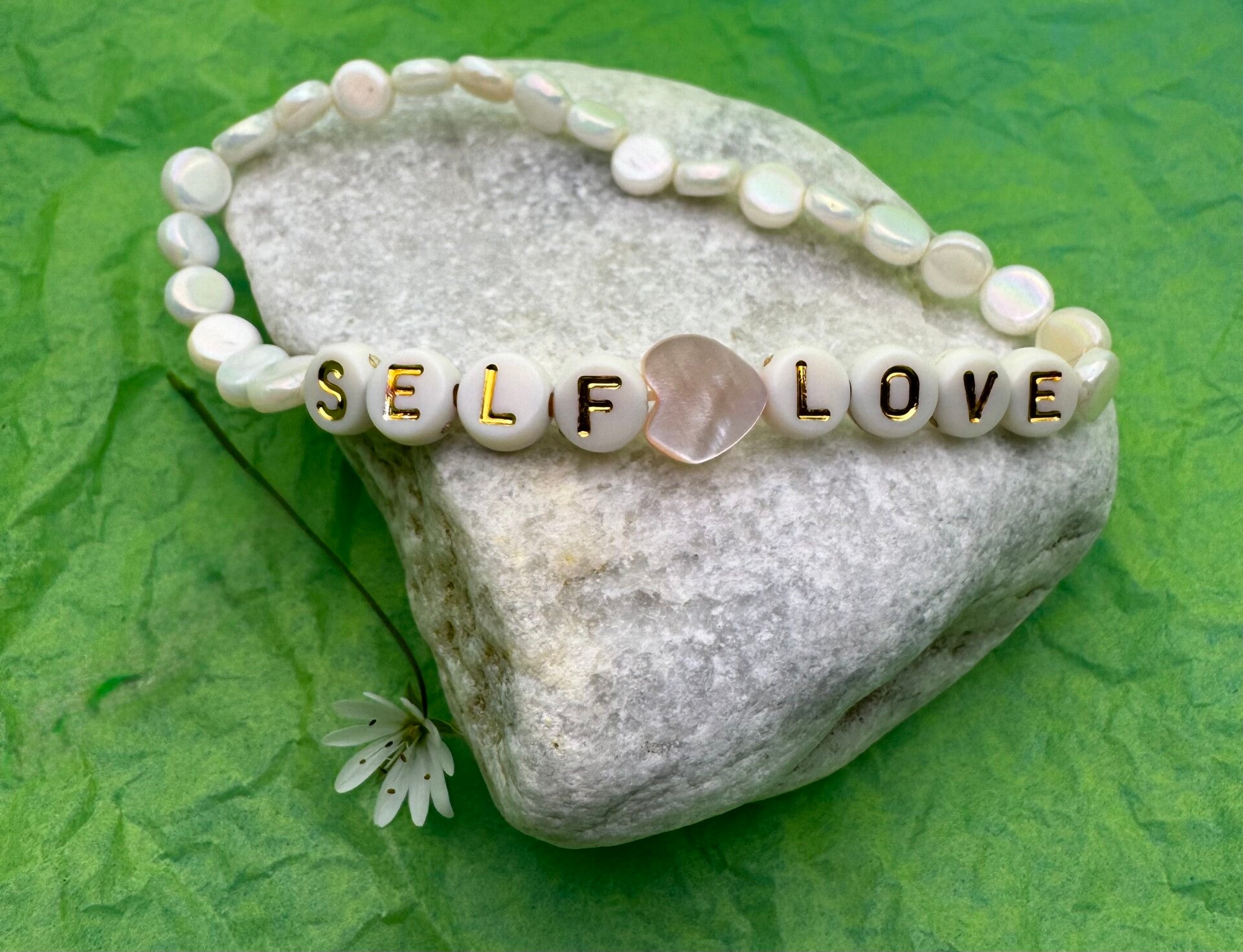 Self-love armbånd med perlemor 🪷